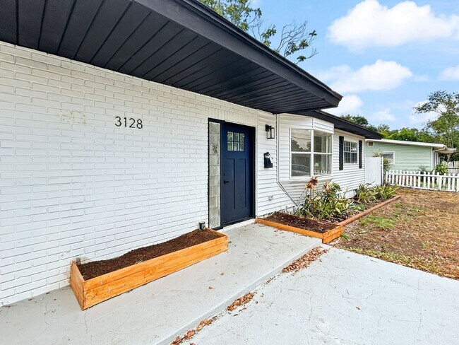Building Photo - SECTION 8 ACCEPTED! Spacious Updated Home in St. Petersburg with a Large Backyard - 4bed | 2bed