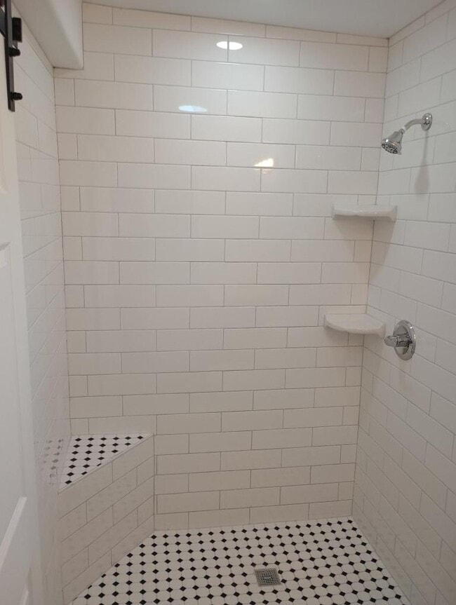 Building Photo - E 4th St