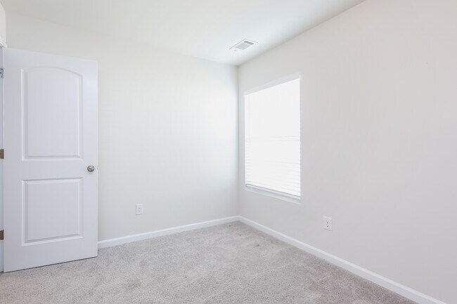 Building Photo - 121 Colonial Walk