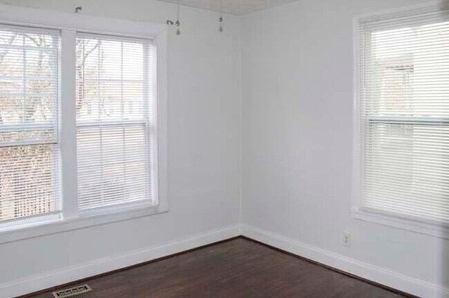 Building Photo - 2 BR/2BA | Newly Renovated Single Family Home | Additional Storage| In North Knoxville!