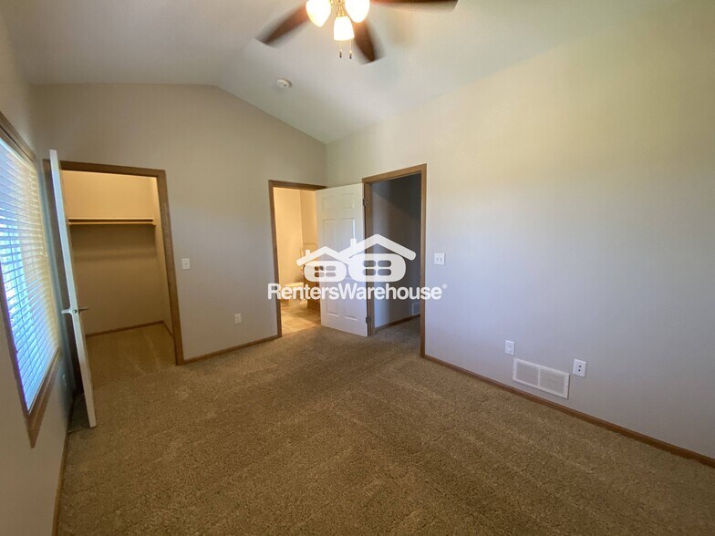 Building Photo - 2000 Meadow Ct