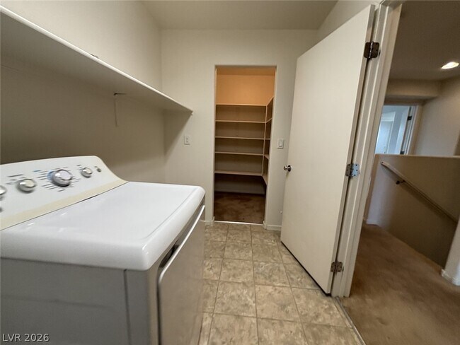 Building Photo - 5582 Sancho Throne Rd