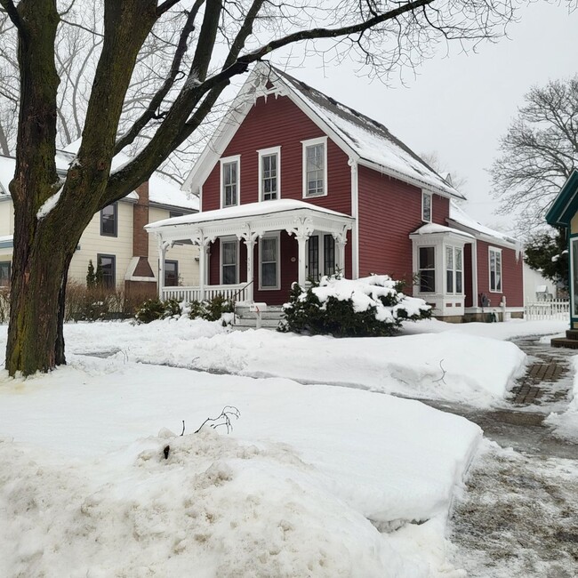 Building Photo - BEAUTIFUL 4 BEDROOM HOME NEAR DOWNTOWN CADILLAC