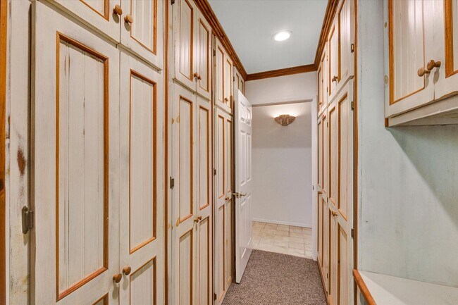 Building Photo - 5-Bedroom Home in Desirable Friendly Hills...