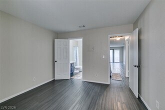 Building Photo - 810 N Sloan Ln