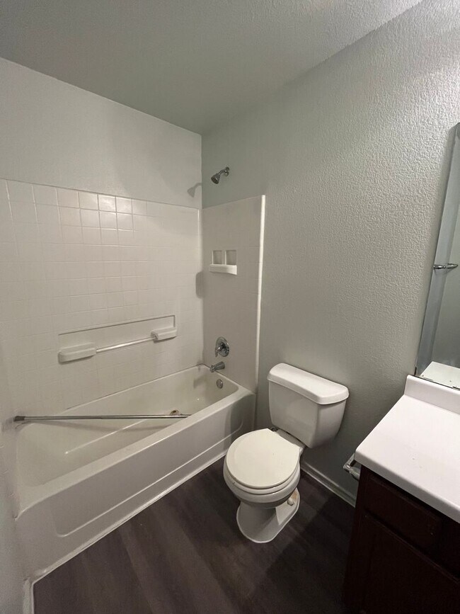 Building Photo - 3/2 in the heart of Del Valle