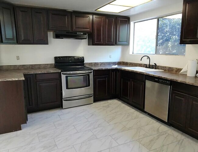 Building Photo - 632 Kenoak Dr