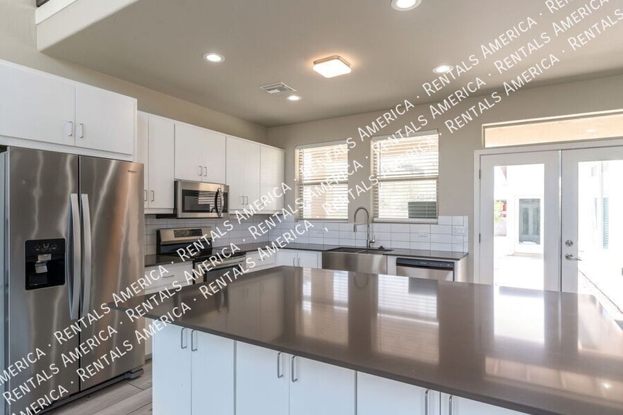 Building Photo - 922 S Fremont Ave