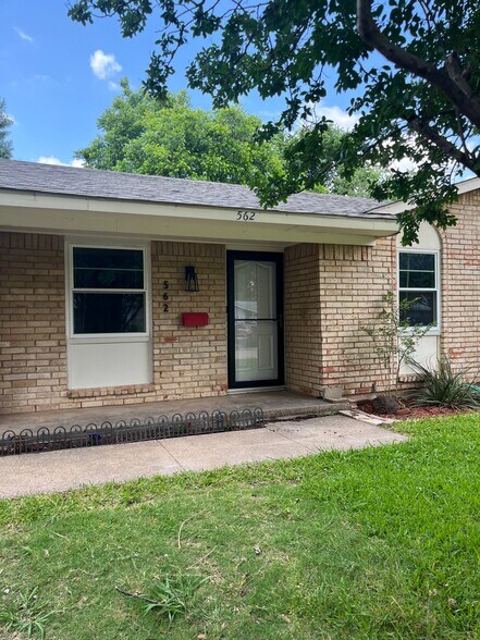 Building Photo - 562 W Ferndale Ln