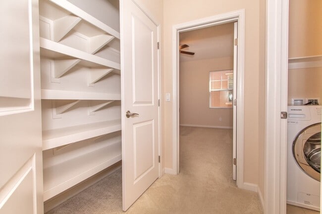 Building Photo - 4 Bed / 2.5 Bath Home with Premium Panoram...