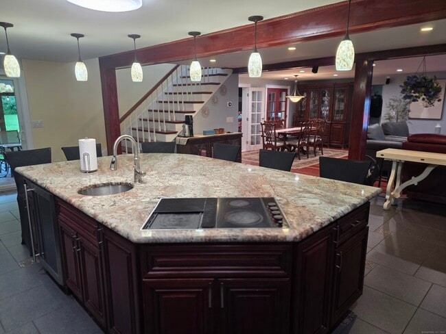 Building Photo - 913 Pleasant Valley Rd