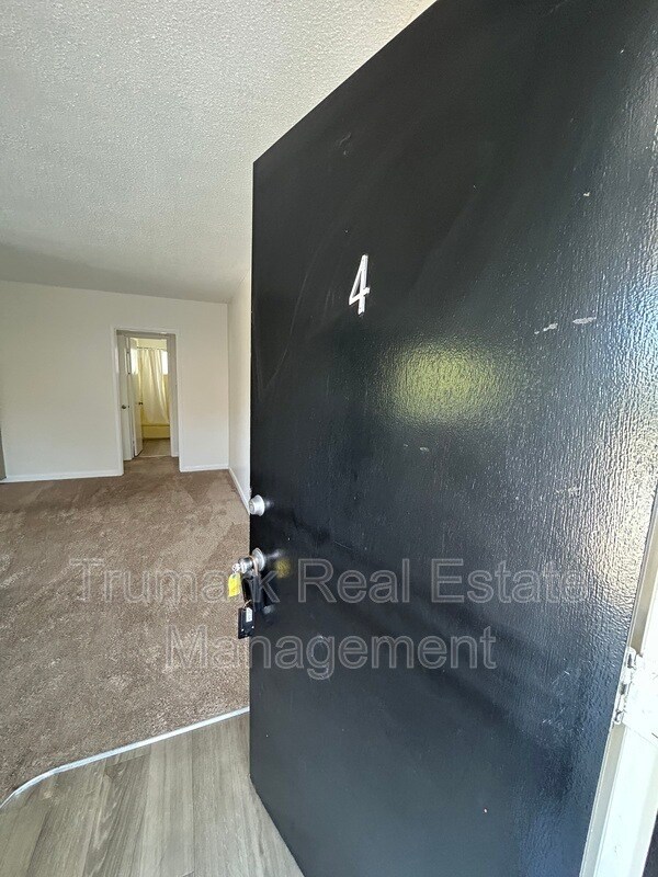Building Photo - 1811 Huntington Dr