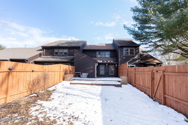 Building Photo - 416 Greenhill Ct