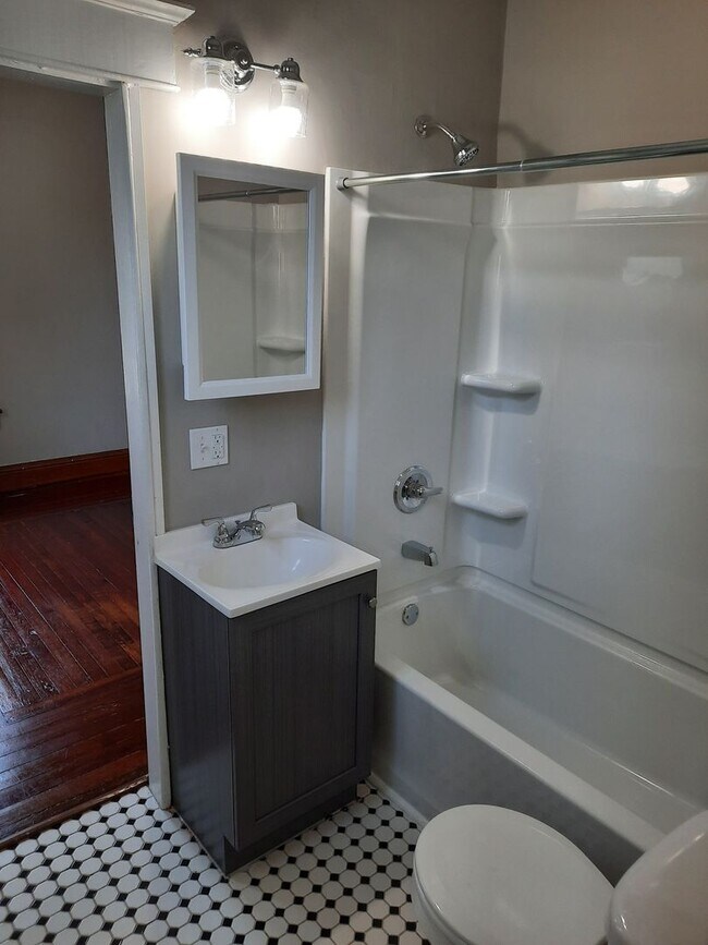 Building Photo - Lovely 3 bedroom 1 bath home