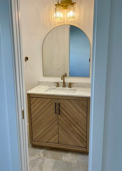 Building Photo - 1606 Steinhart Ave