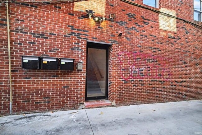 Building Photo - 2 bed, 2 bath Downtown Bloomington