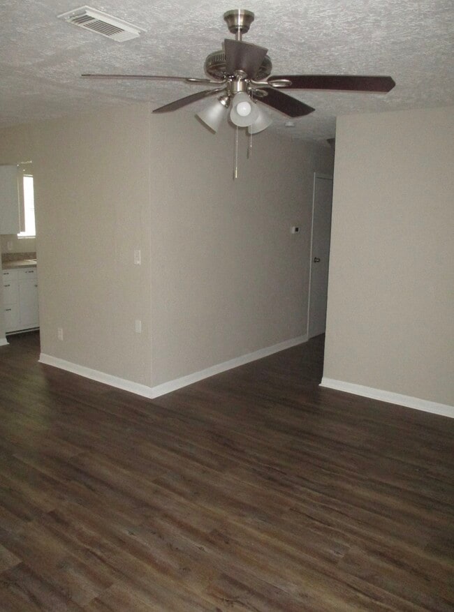 Building Photo - 8 Lanes End