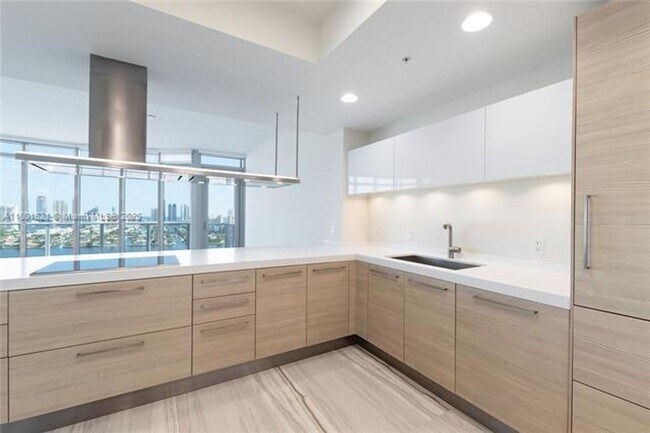 Building Photo - 17111 Biscayne Blvd