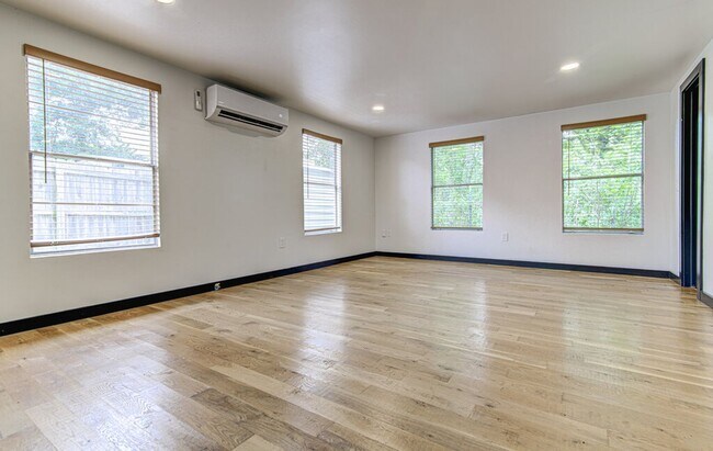 Building Photo - 1711 Brentwood St
