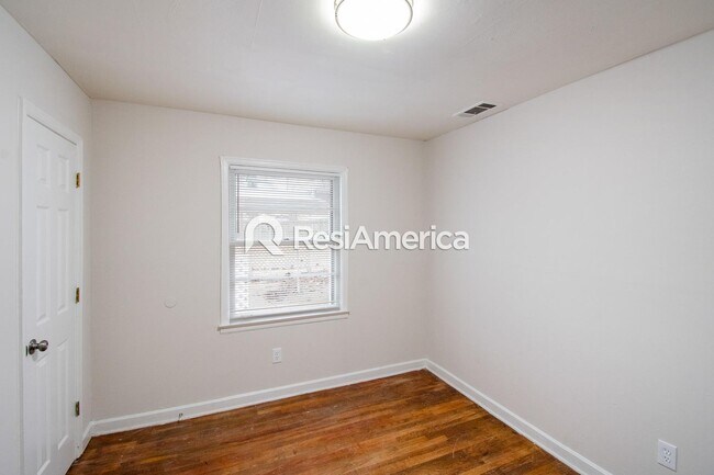Building Photo - Newly Renovated 3/1 in 38109!