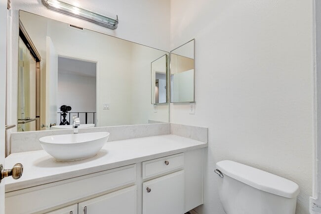 Building Photo - 832 Palm Ave