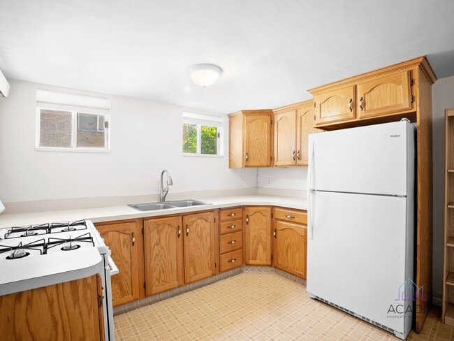Building Photo - Charming, private basement apartment, enjoy your first month rent-free!