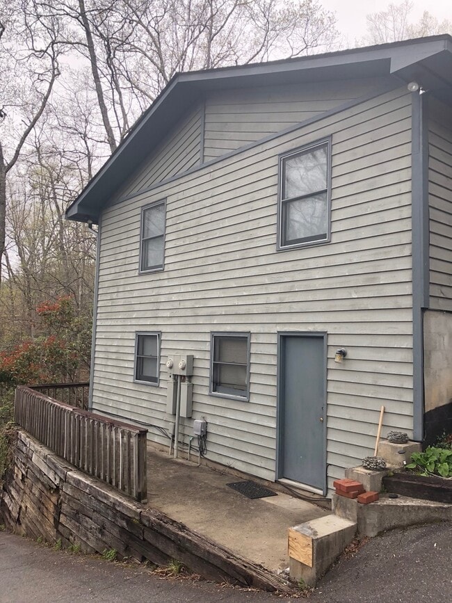 Building Photo - **Montreat SCHOOL YEAR RENTAL** AVAILABLE MID-AUGUST TO MID-MAY