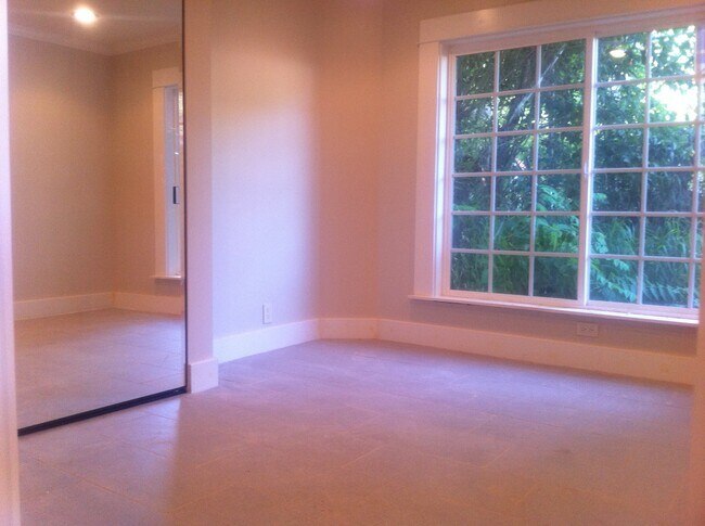 Building Photo - Toluca