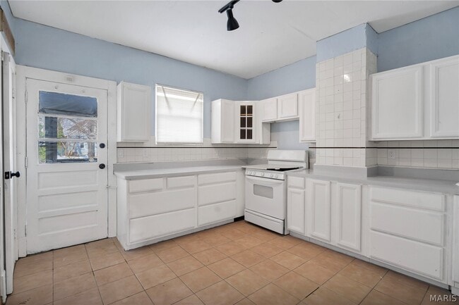 Building Photo - 3915 Schiller Pl