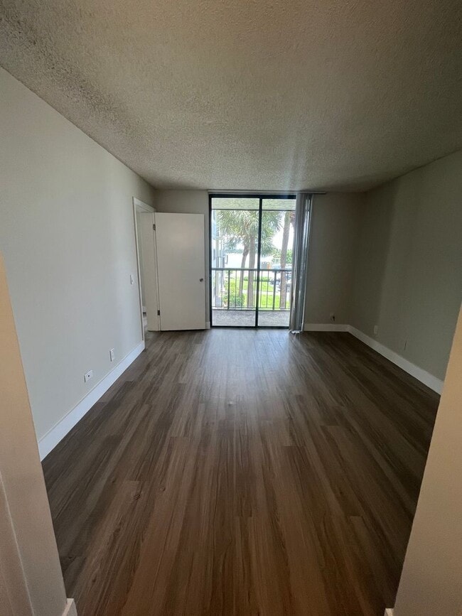 Building Photo - ONE BEDROOM ONE BATHROOM !! Waterfront Community