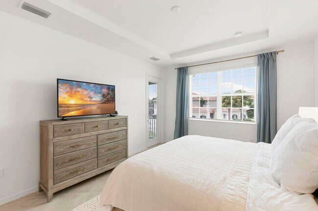 Building Photo - Stylish Corner Coach Home in Prime Fort My...