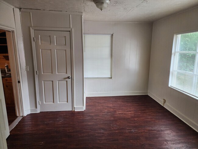 Building Photo - 614 Fern St
