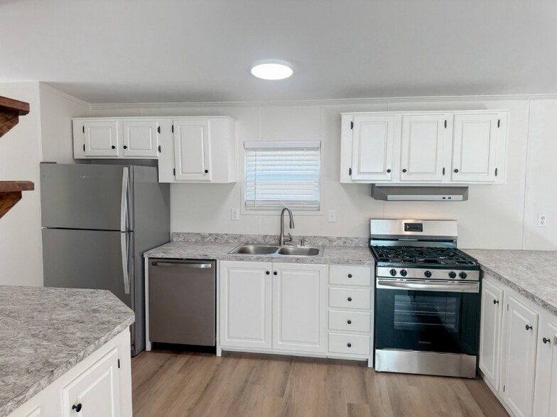 Building Photo - 512 Rock Creek Rd