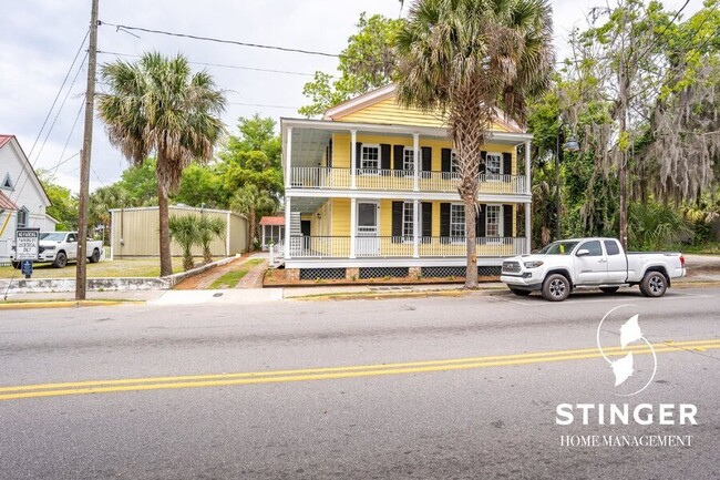 Building Photo - Historic 2 Bedroom / 2 Bath w/ Loft For Re...