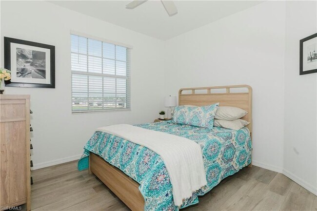 Building Photo - 15275 Green Acre Avenue Unit 338