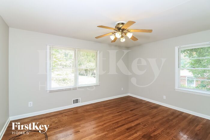 Building Photo - 102 Larose Cir SE