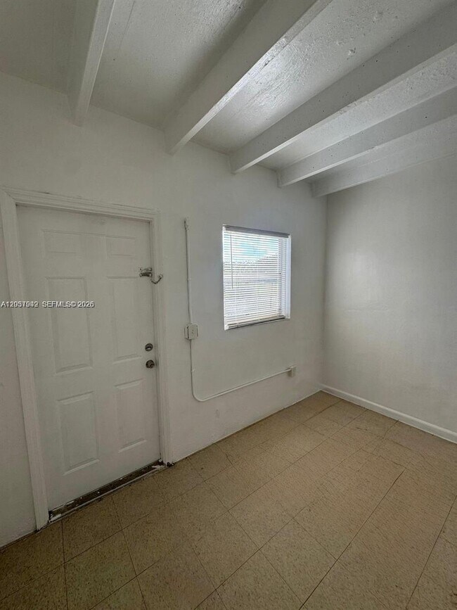 Building Photo - 320 SW 11th Ave