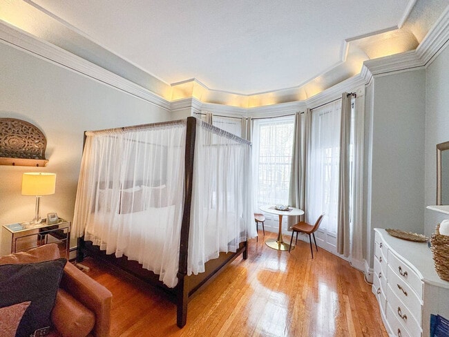 Building Photo - 337 Beacon St