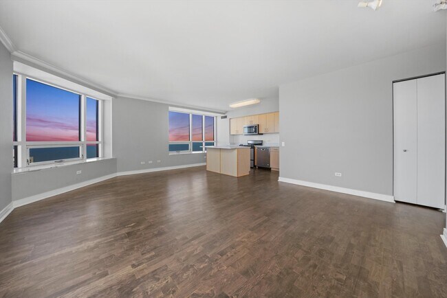 Building Photo - 512 N McClurg Ct