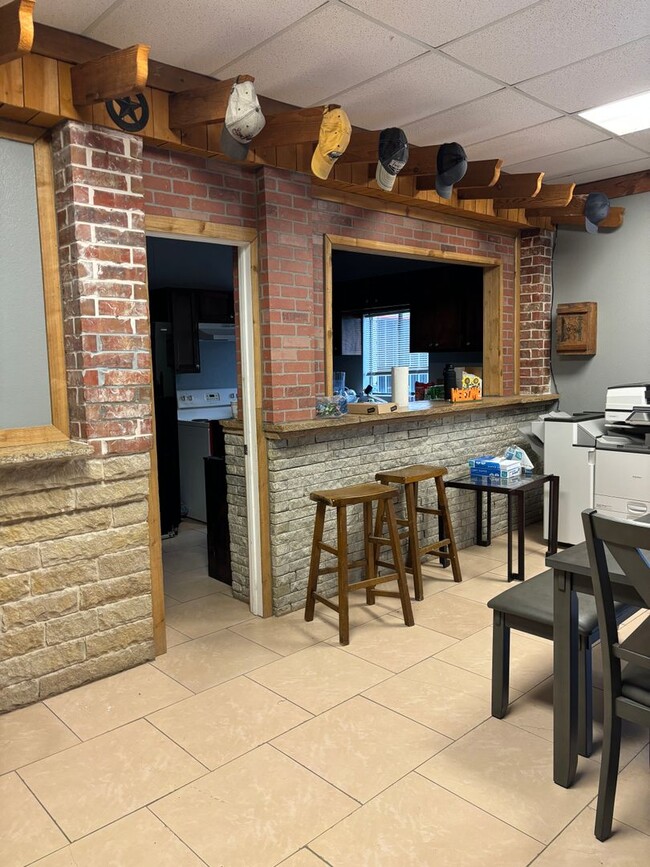 Building Photo - Affordable, Unique 3 bedroom