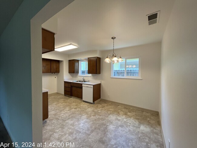 Building Photo - Refreshed Unit