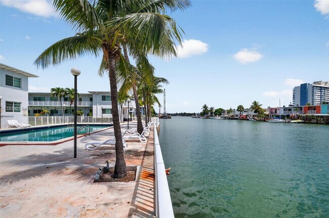 Building Photo - 7207 Bay Dr