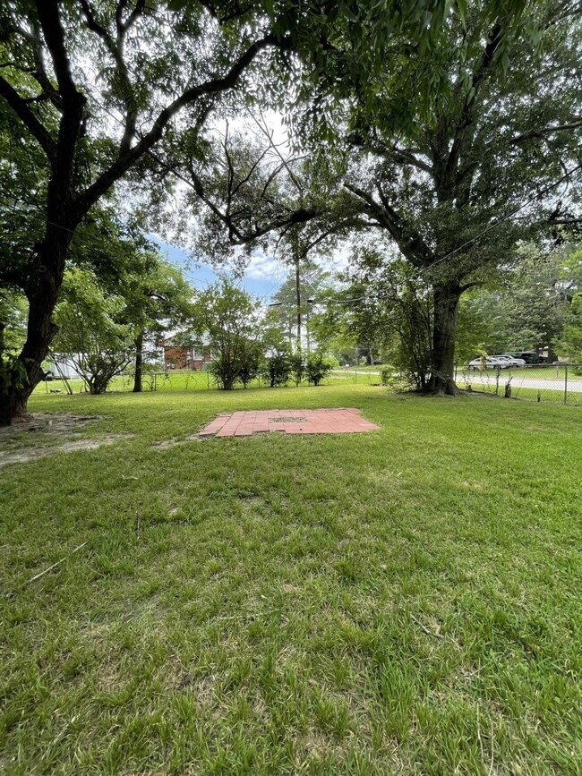 Building Photo - 1004 Oak Dr