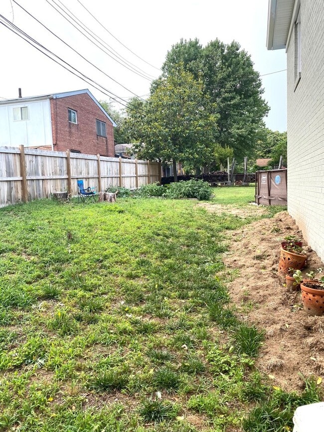 Building Photo - Beautifully remodeled 5 bed / 3 bath on pr...