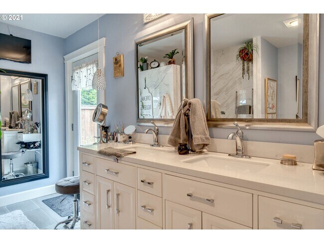 Building Photo - Charming One Level Custom Home
