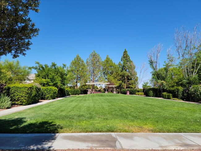 Building Photo - Downtown Summerlin Beauty