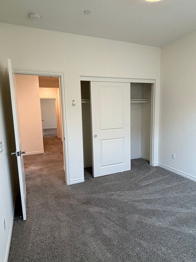 Building Photo - Bright Four-Bedroom Townhome in Whittier and Walkable Palm Park