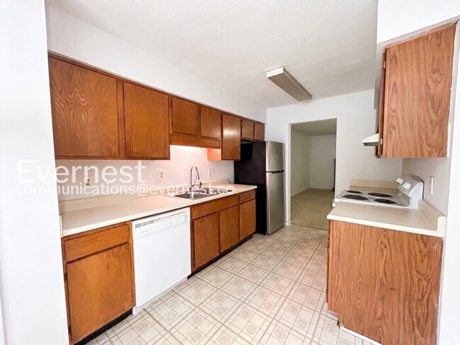 Building Photo - 2 Bed/2.5 Bath Townhome with Fenced Yard / Pet-Friendly / Available Now!