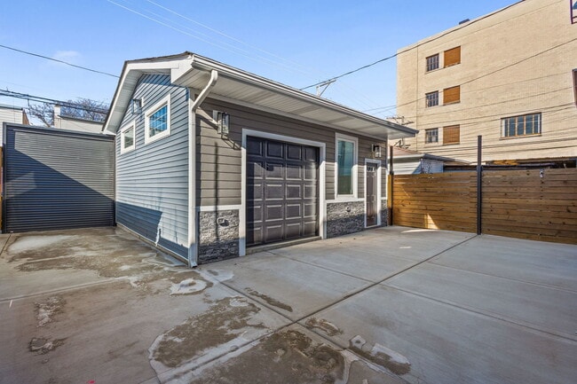 Building Photo - 3934 N Sawyer Ave