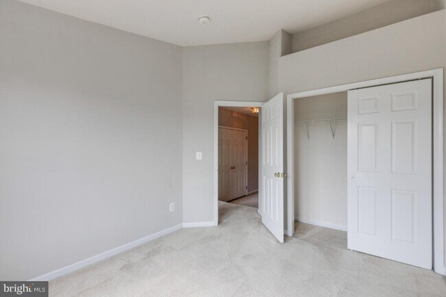 Building Photo - Spacious 3-level townhome with a 2-car garage in the desirable South Riding community.